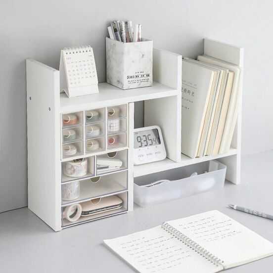 رف بسيط مع صناديق تخزين مرتبة