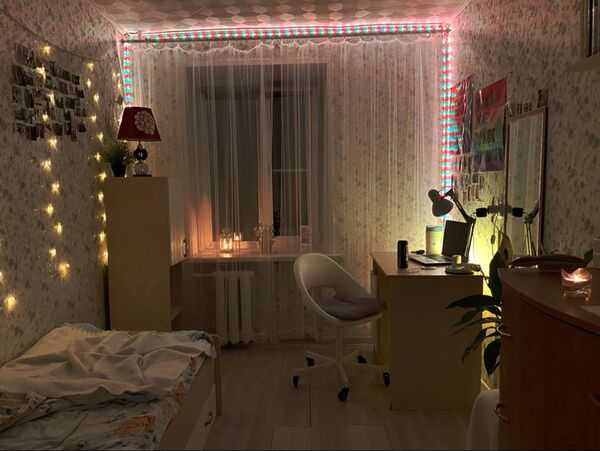 غرفة مرتبة بإضاءة طبيعية وديكور بسيط